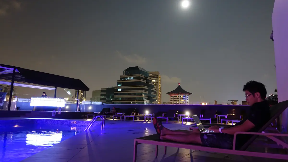 ルーフトッププール