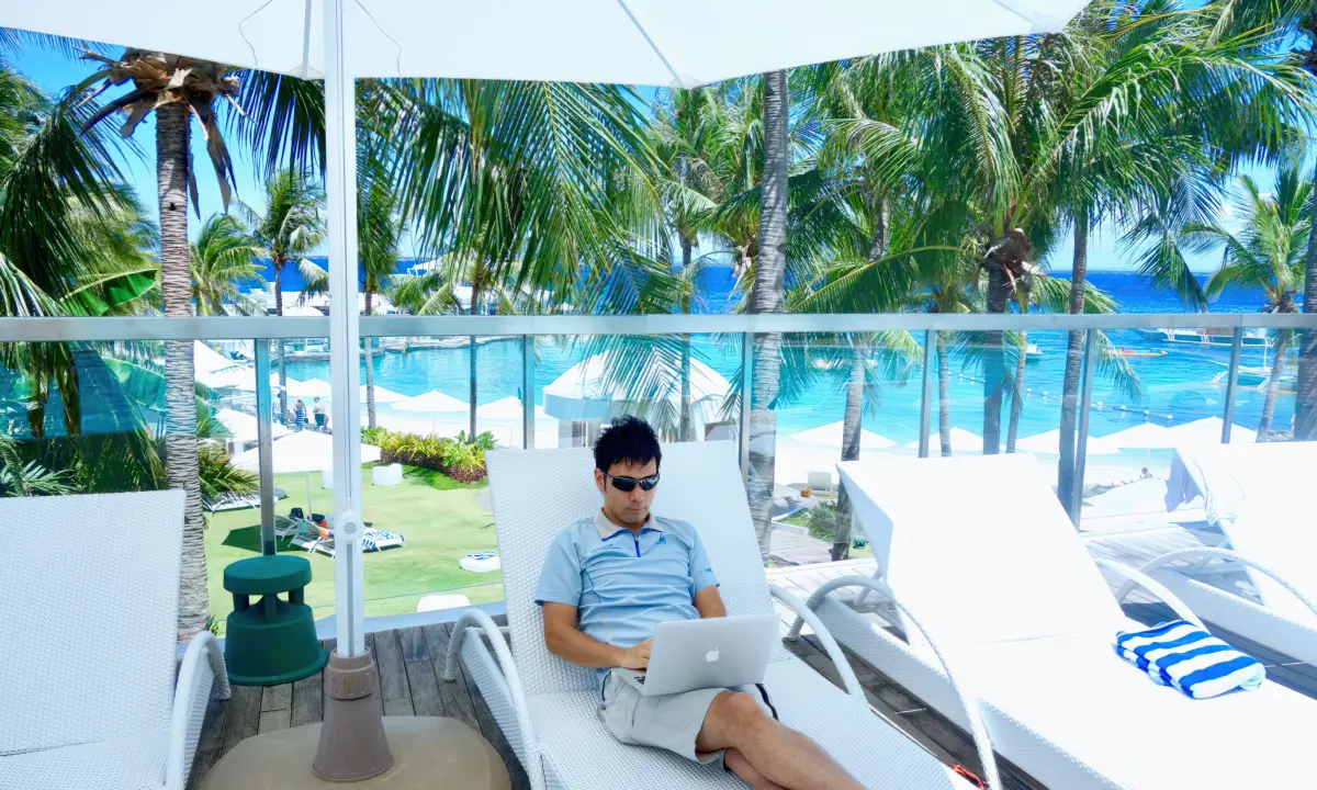 リゾートプールサイド